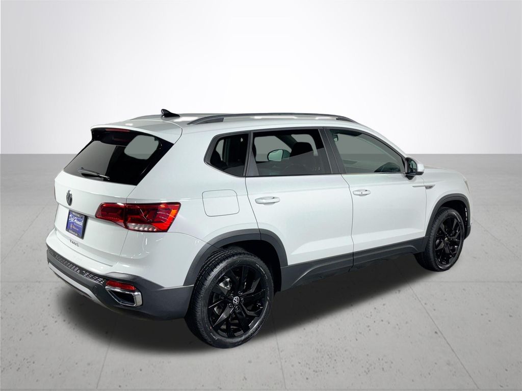 2022 Volkswagen Taos SE photo 2