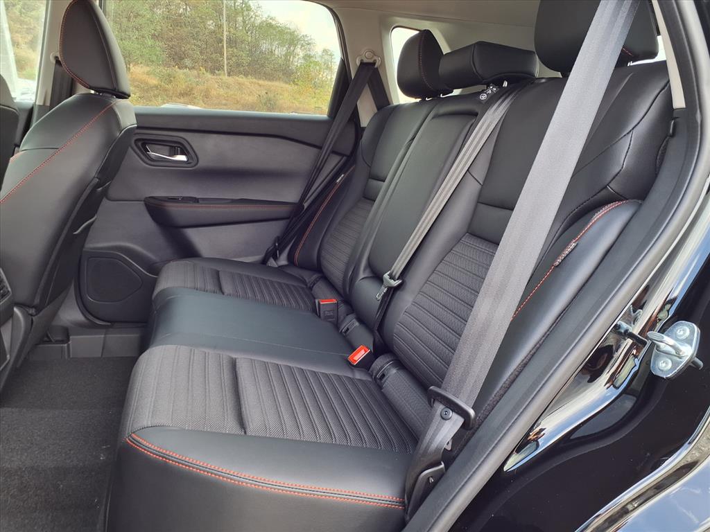 2026 Nissan Rogue SV photo 2