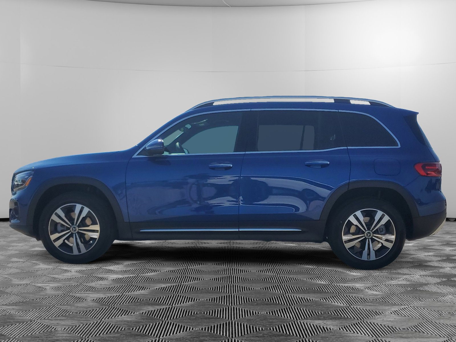 2025 Mercedes Benz GLB 250 4MATIC photo 2