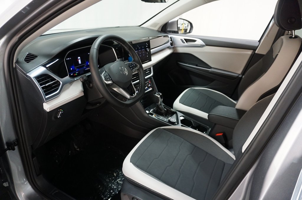2025 Volkswagen Taos SE photo 8
