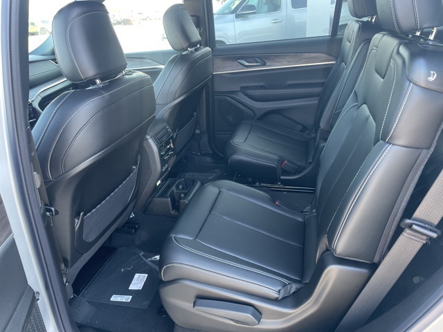 2025 Jeep Grand Cherokee Limited photo 4