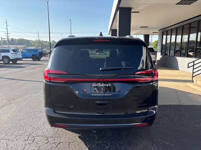 2026 Chrysler Pacifica Limited photo 8