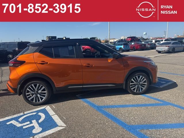 2023 Nissan Kicks SR photo 3