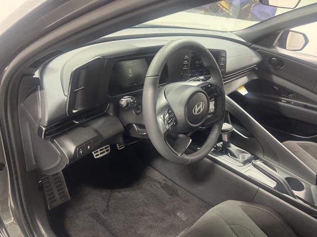 2025 Hyundai Elantra SEL Sport photo 9