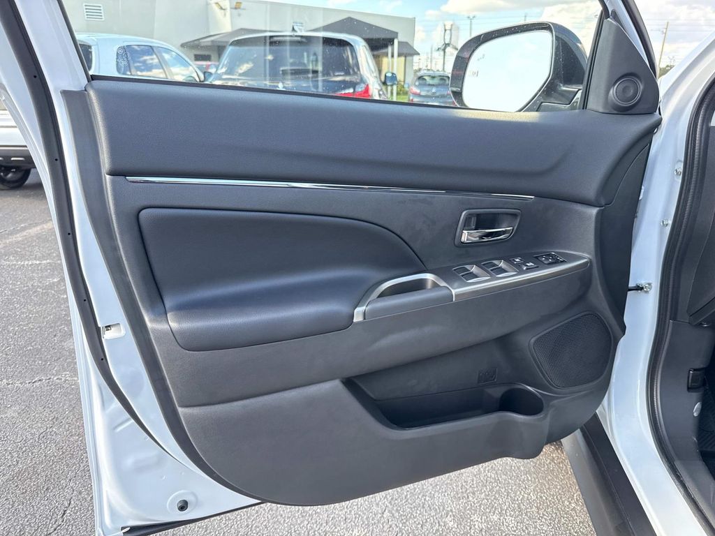 2025 Mitsubishi Outlander Sport ES SE LE photo 17
