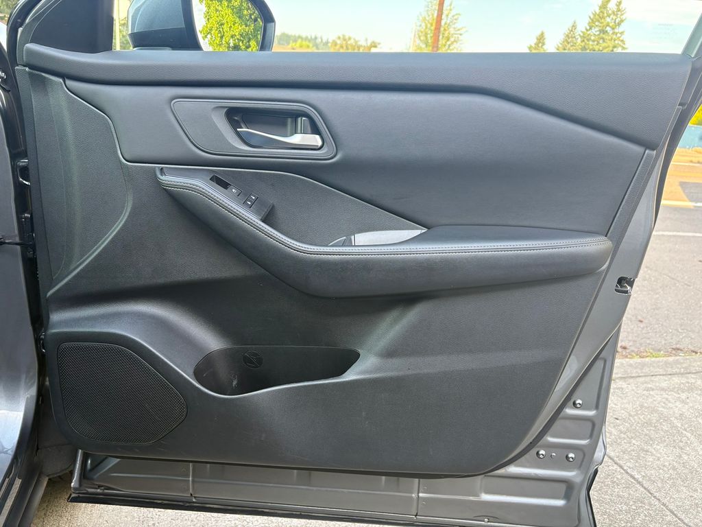 2024 Nissan Rogue SV photo 24