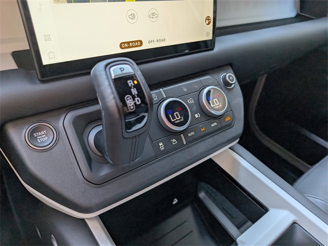 2025 Land Rover Defender 110 X-Dynamic SE photo 12