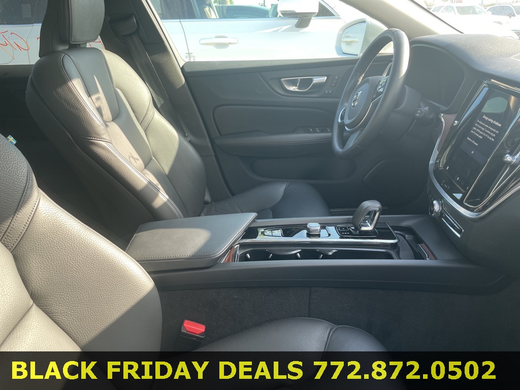 2025 Volvo V60 Cross Country B5 Plus photo 4