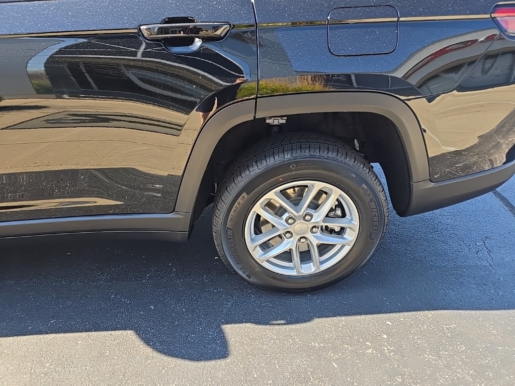 2025 Jeep Grand Cherokee Laredo X photo 12