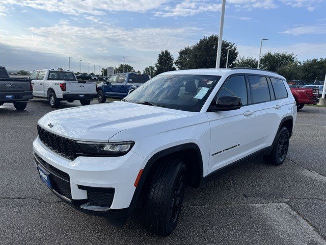2024 Jeep Grand Cherokee Altitude photo 2
