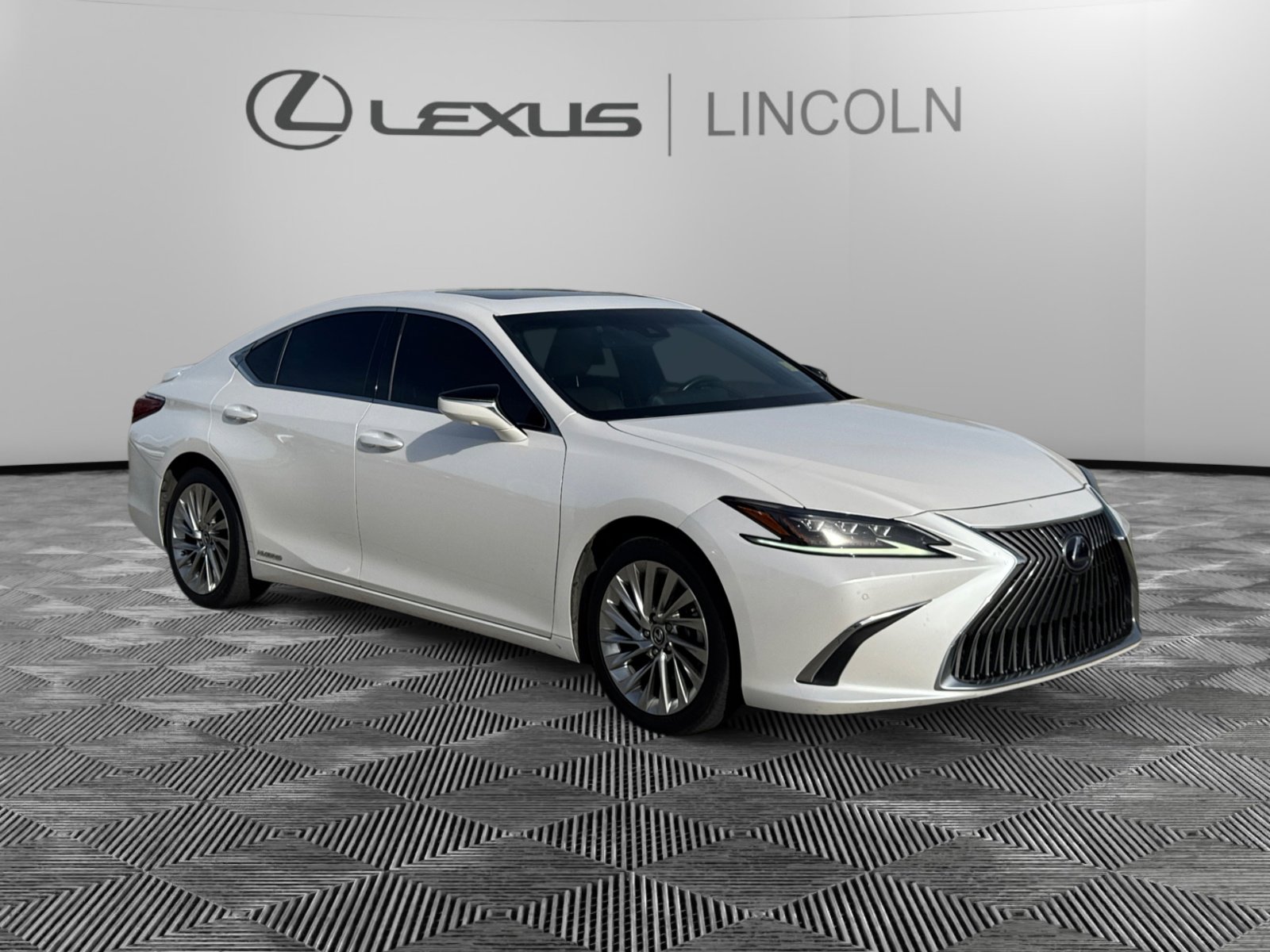 2020 Lexus ES Hybrid 300h Luxury's photo