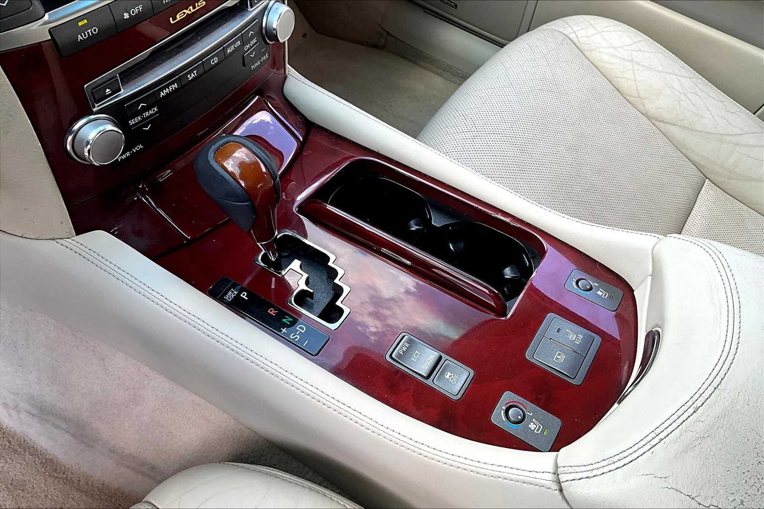 2010 Lexus LS 460 Luxury photo 15