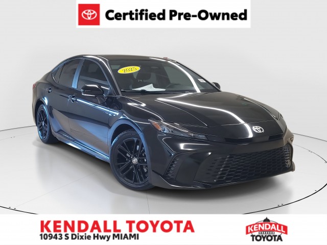 2025 Toyota Camry SE's photo