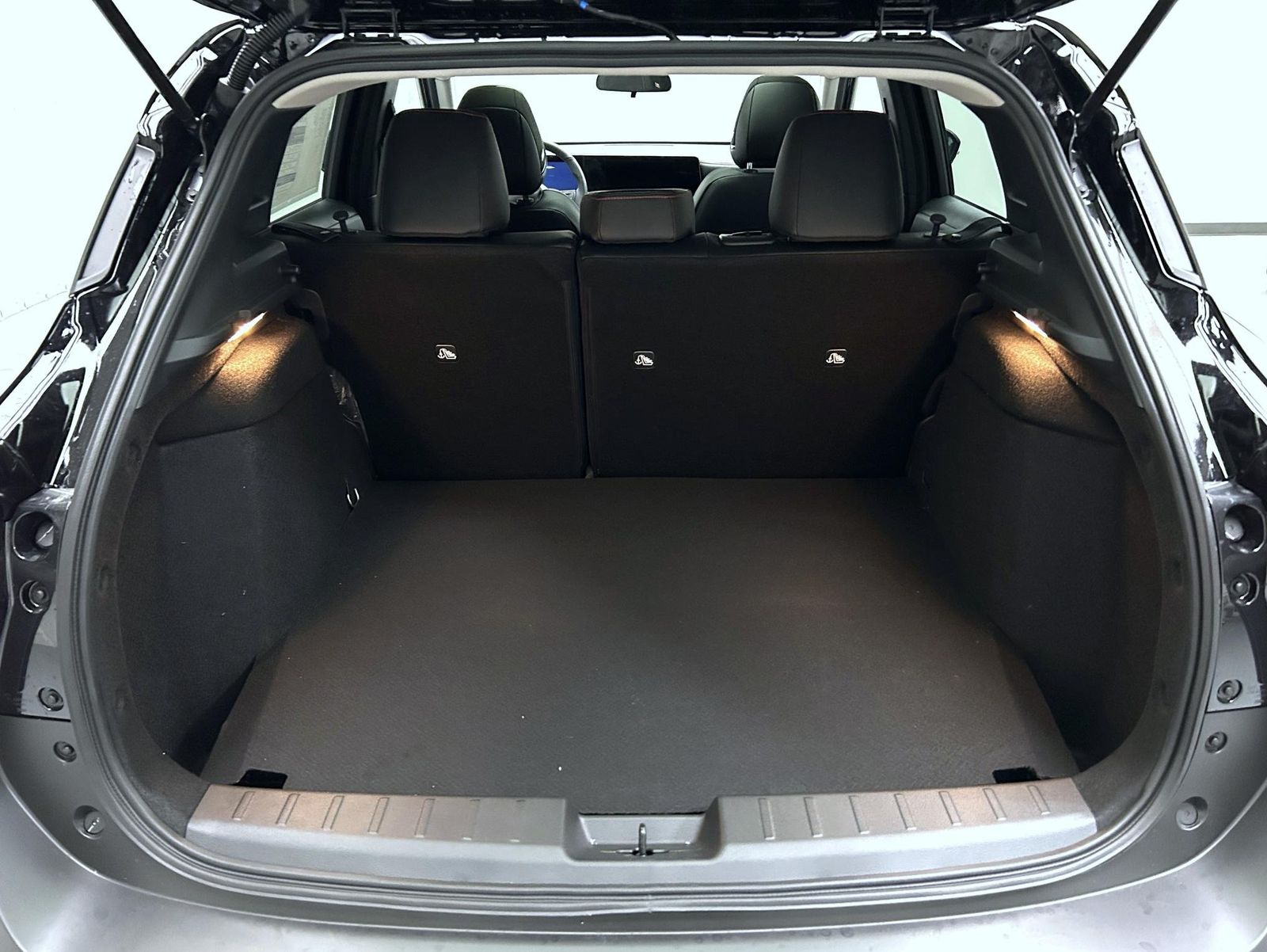 2025 Nissan Kicks SR photo 6