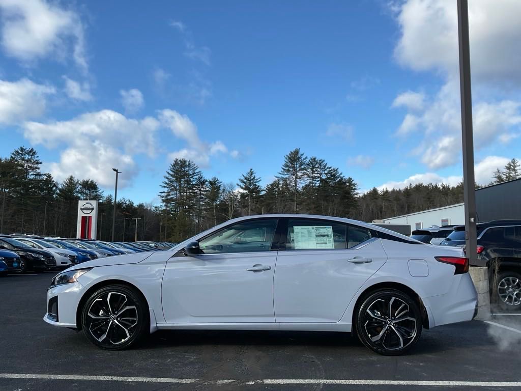2025 Nissan Altima 2.5 SR photo 2