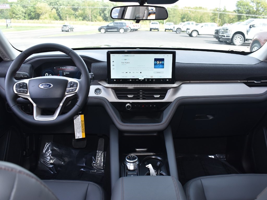2025 Ford Explorer photo 4