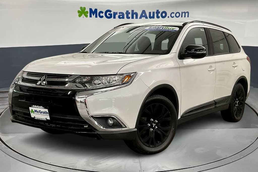 2018 Mitsubishi Outlander LE photo 2