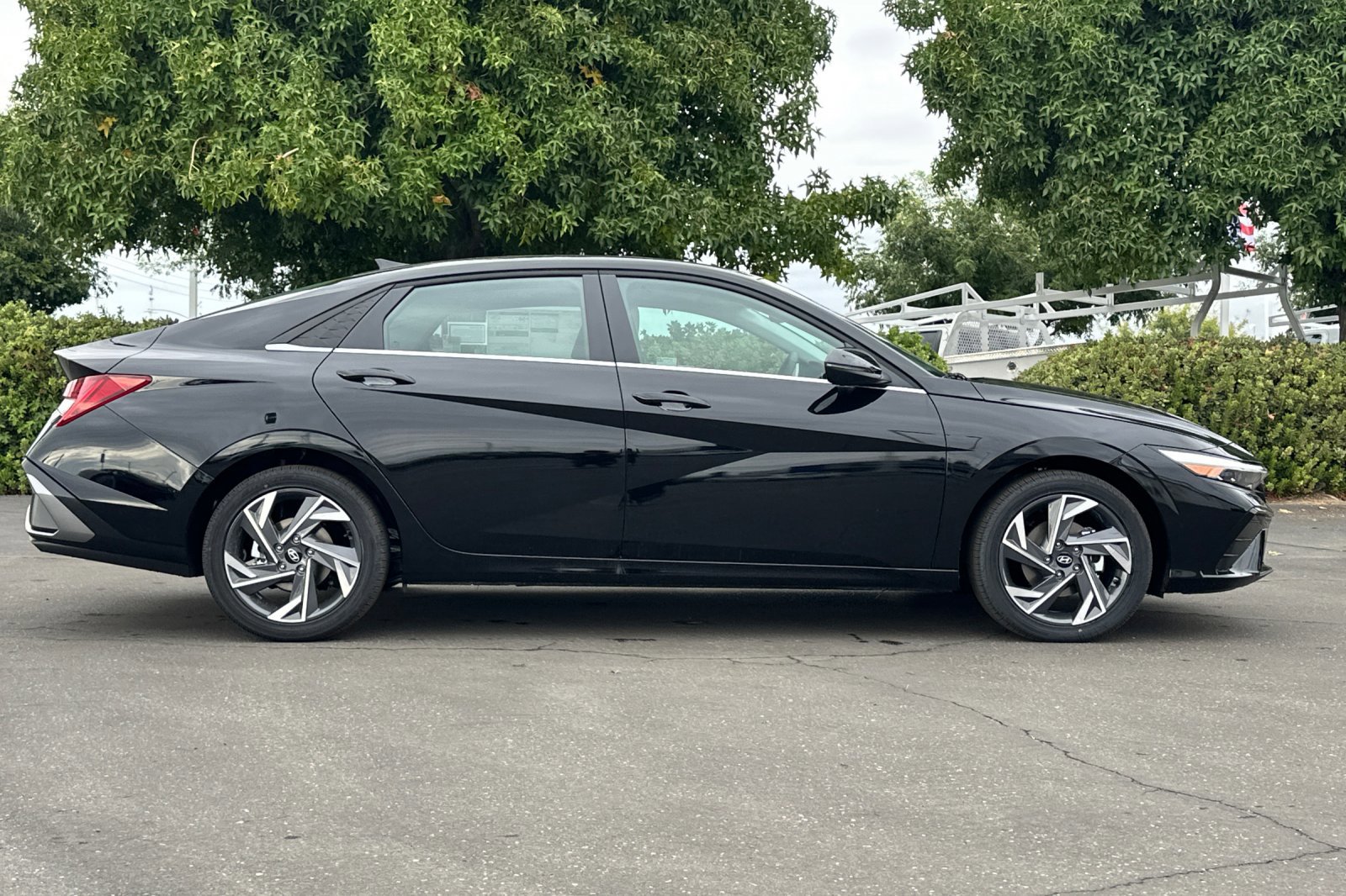 2025 Hyundai Elantra Hybrid Limited photo 3