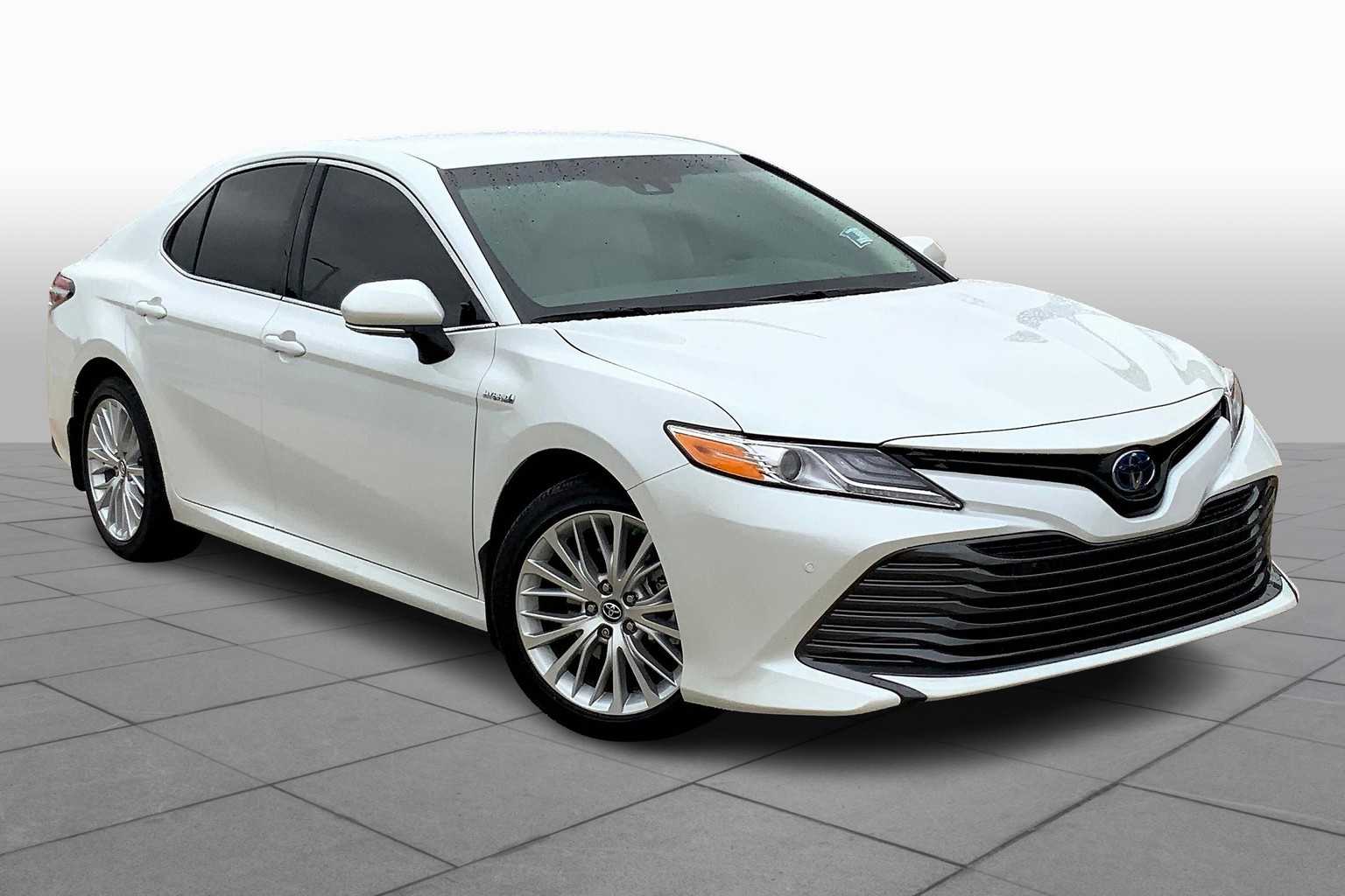 2018 Toyota Camry Hybrid XLE photo 2