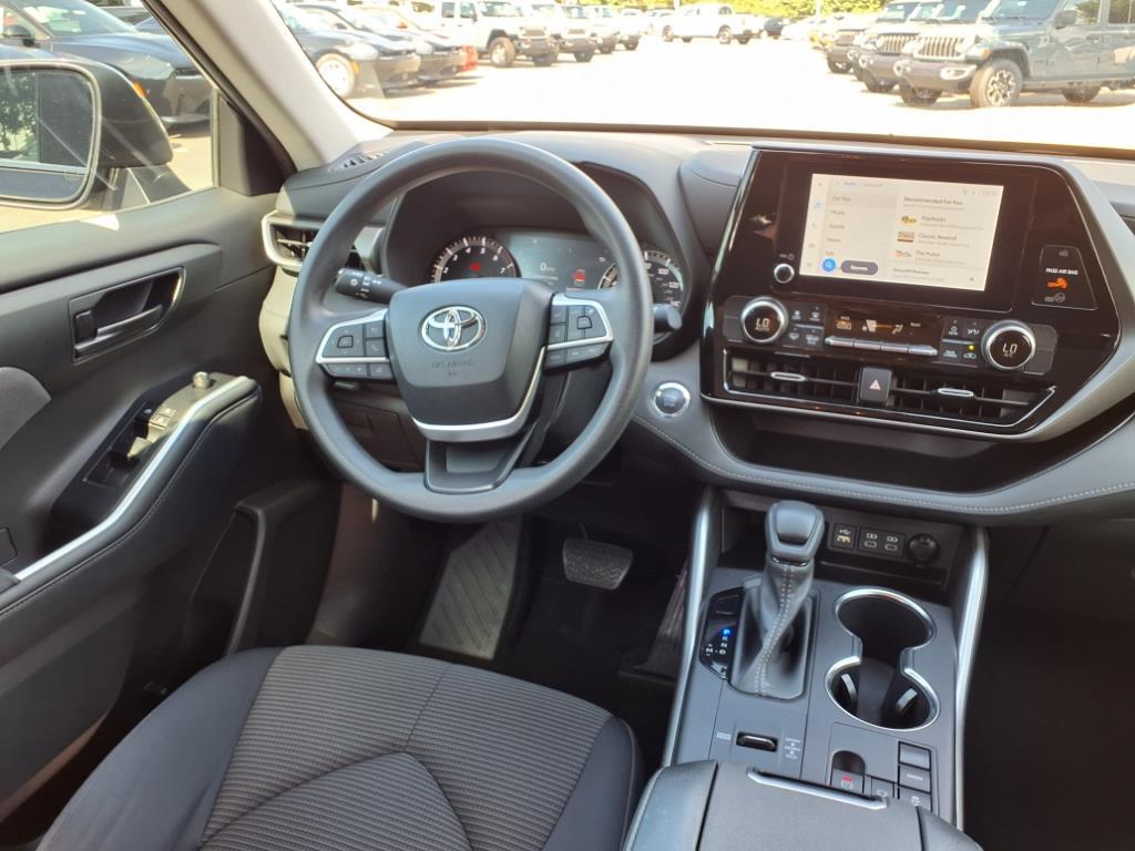2023 Toyota Highlander L photo 22