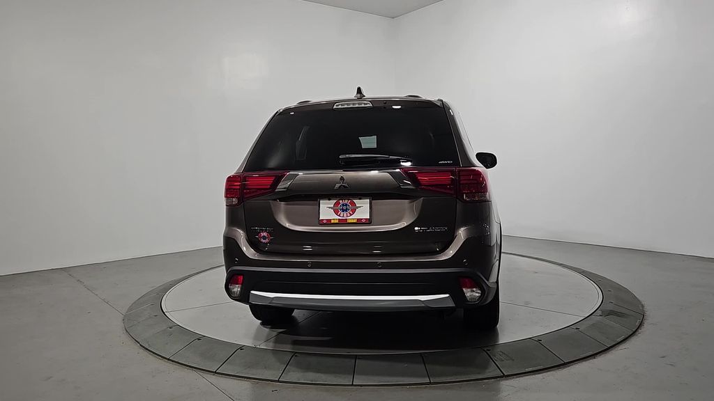 2017 Mitsubishi Outlander ES photo 3