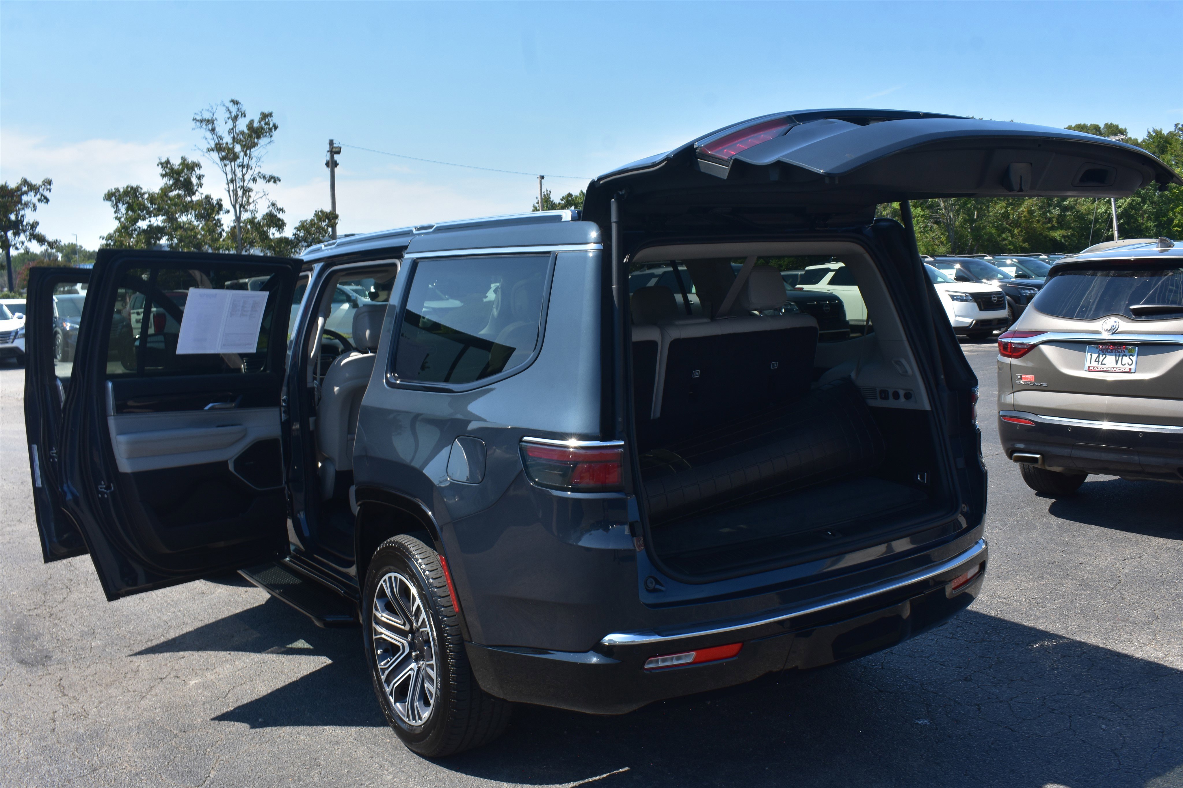 2024 Jeep Wagoneer Base photo 9