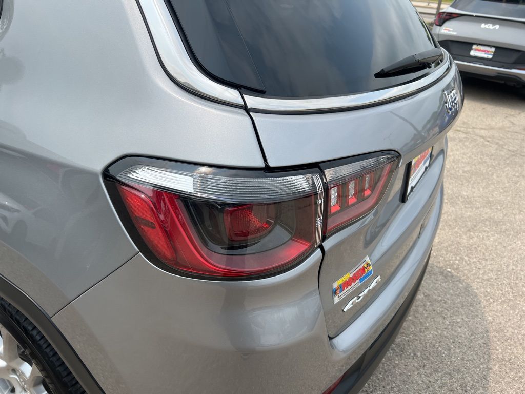 2022 Jeep Compass Latitude Lux photo 34