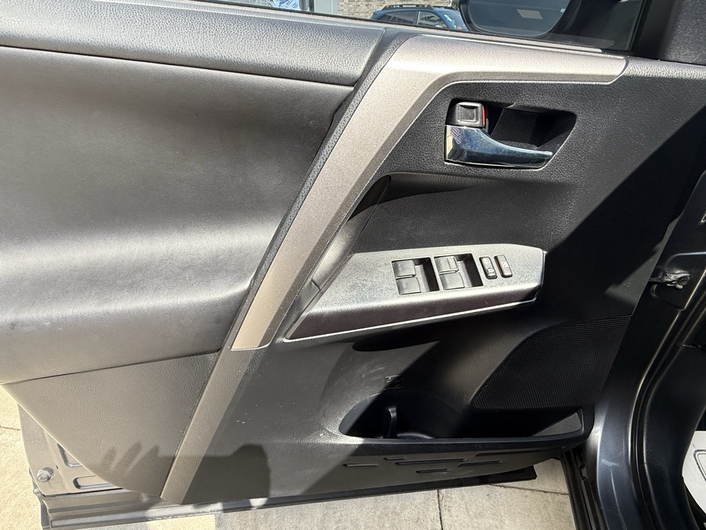 2017 Toyota RAV4 Hybrid XLE photo 7