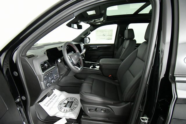2025 Chevrolet Suburban RST photo 3