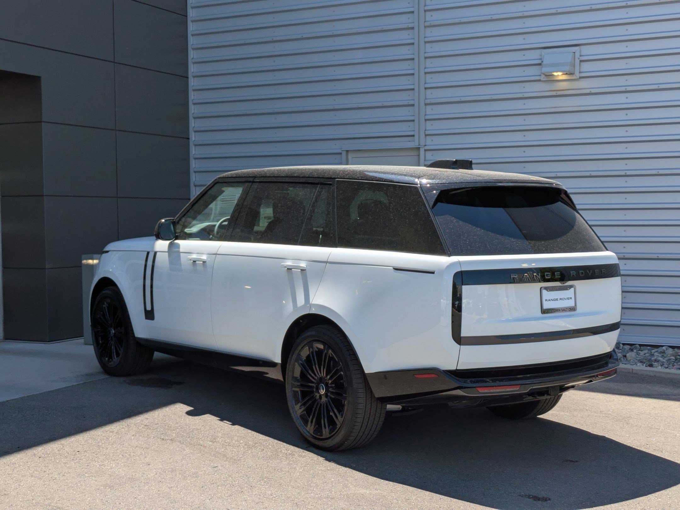 2025 Land Rover Range Rover SE photo 3