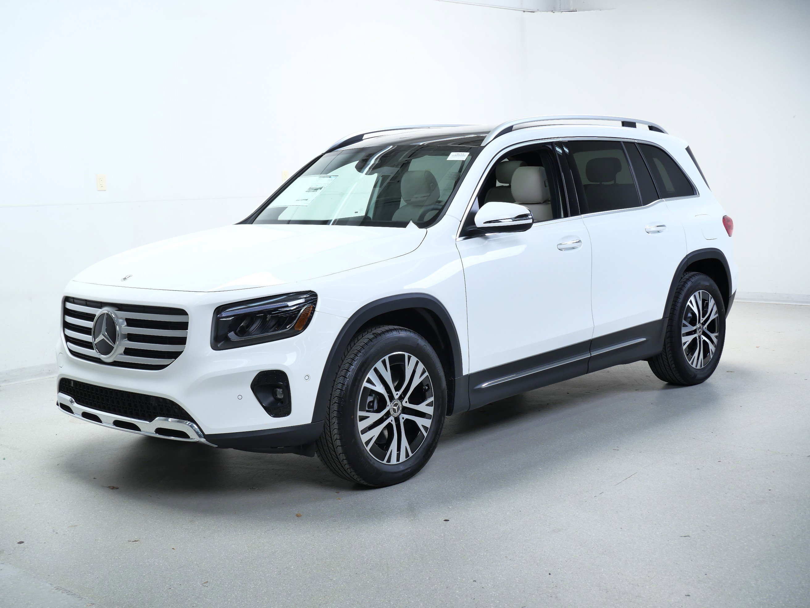 2026 Mercedes Benz GLB 250 4MATIC photo 3