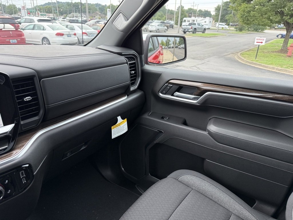 2025 Chevrolet Silverado 1500 LT photo 17