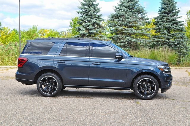 2022 Ford Expedition Limited photo 2