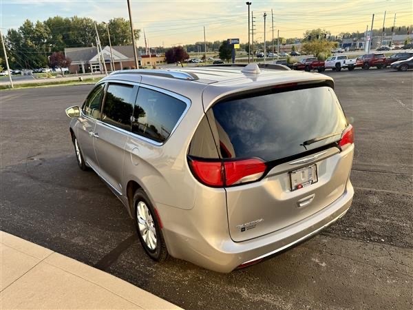 2018 Chrysler Pacifica Touring L photo 3