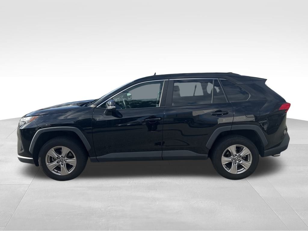 2022 Toyota RAV4 XLE photo 2