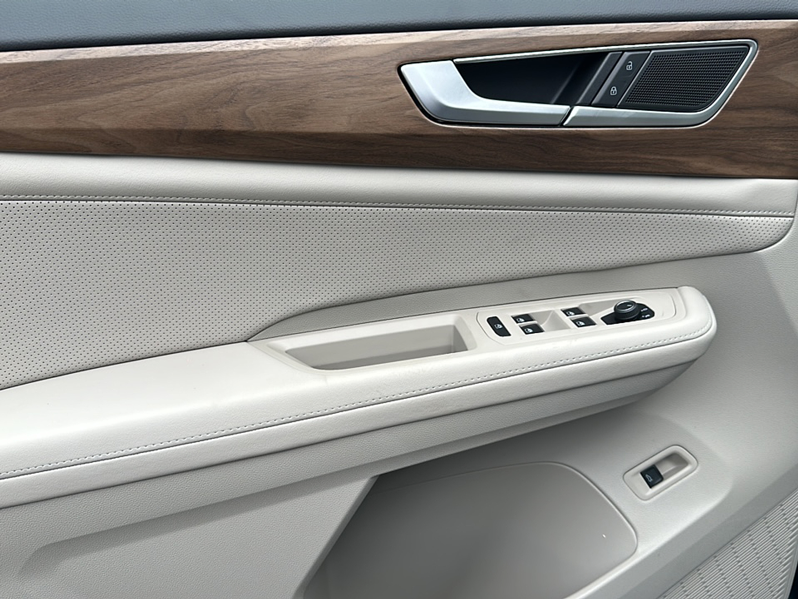 2025 Volkswagen Atlas SE Technology photo 3