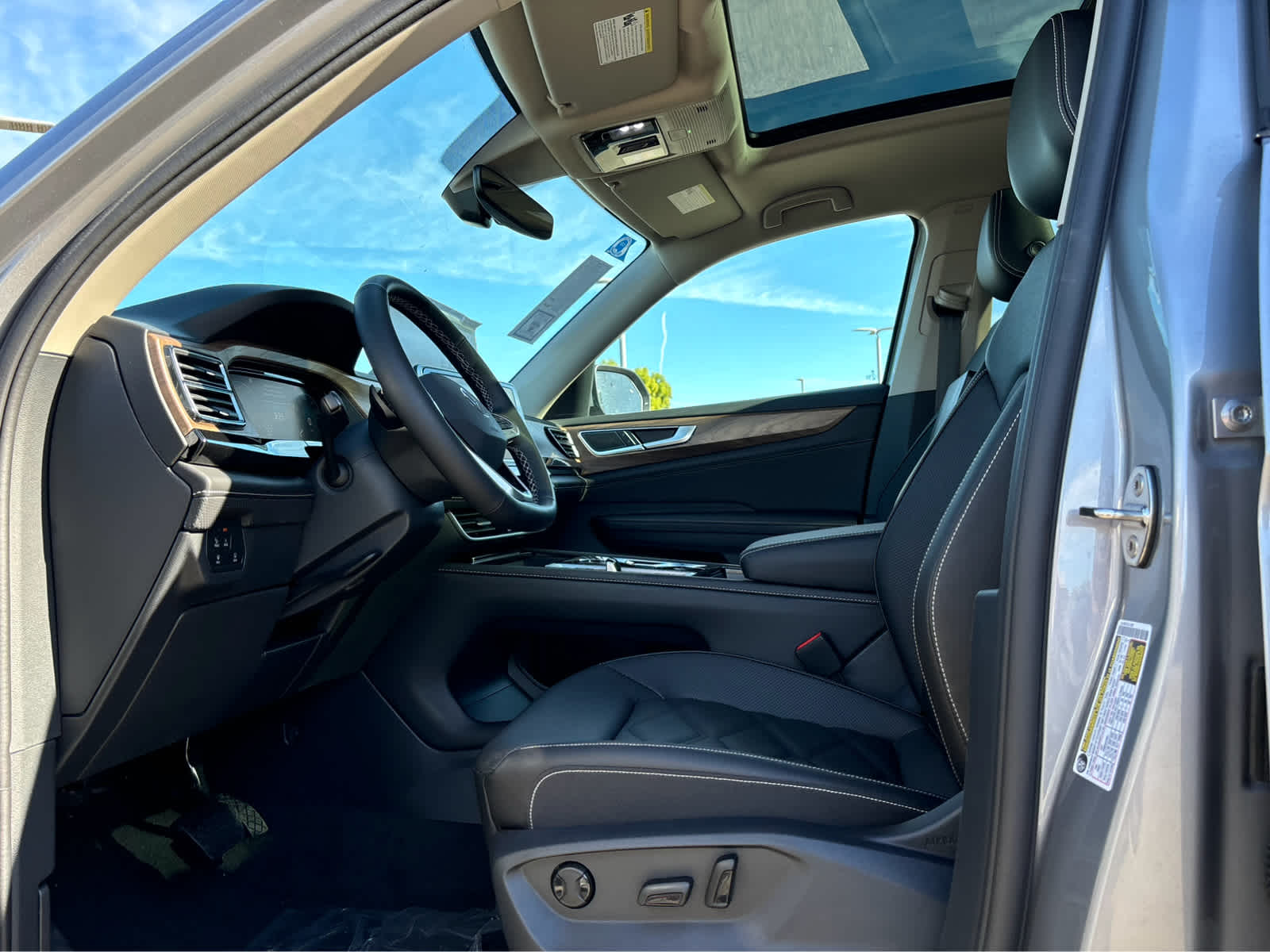 2025 Volkswagen Atlas SE Technology photo 8