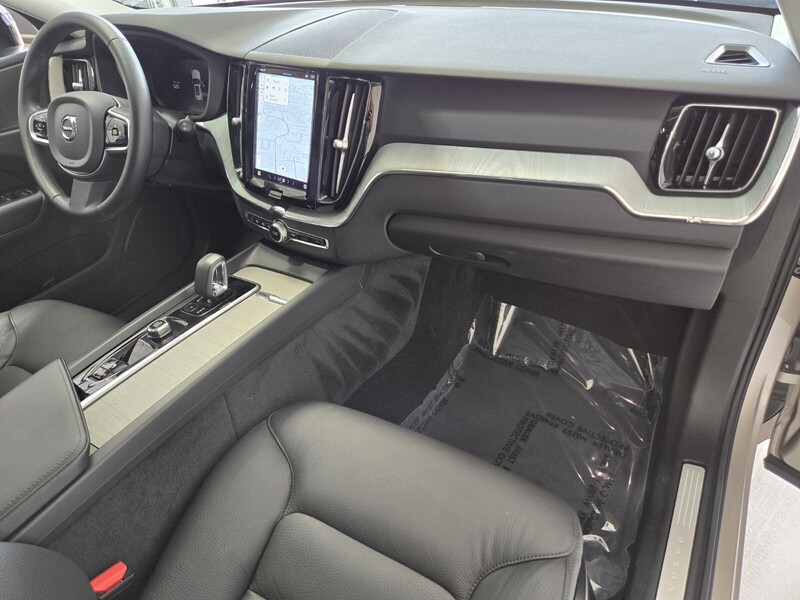2025 Volvo XC60 B5 Plus photo 21