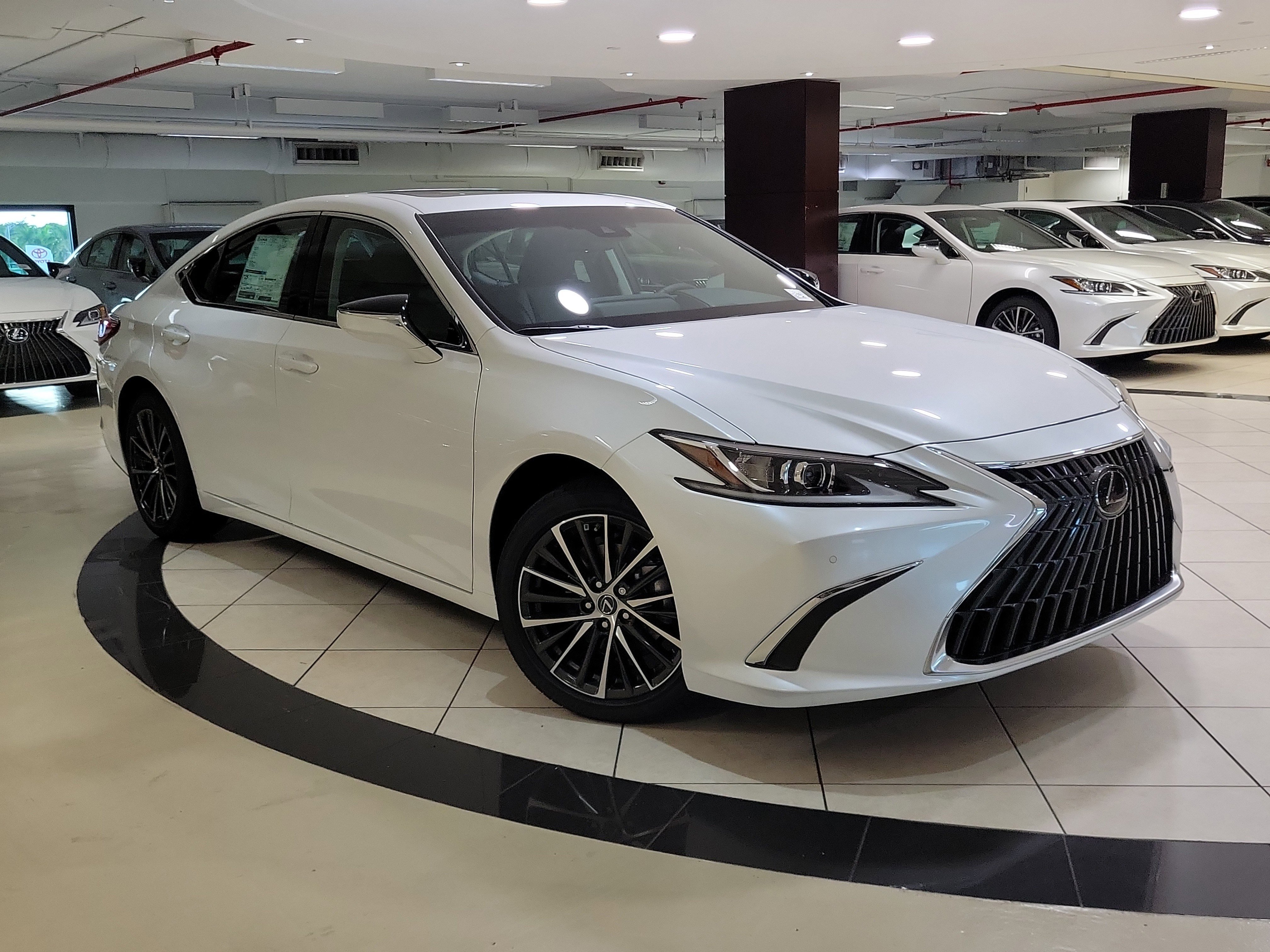 2025 Lexus ES 350's photo