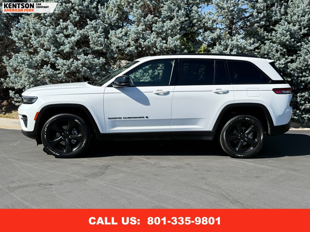 2023 Jeep Grand Cherokee Laredo Altitude photo 4