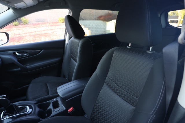 2019 Nissan Rogue SV photo 11
