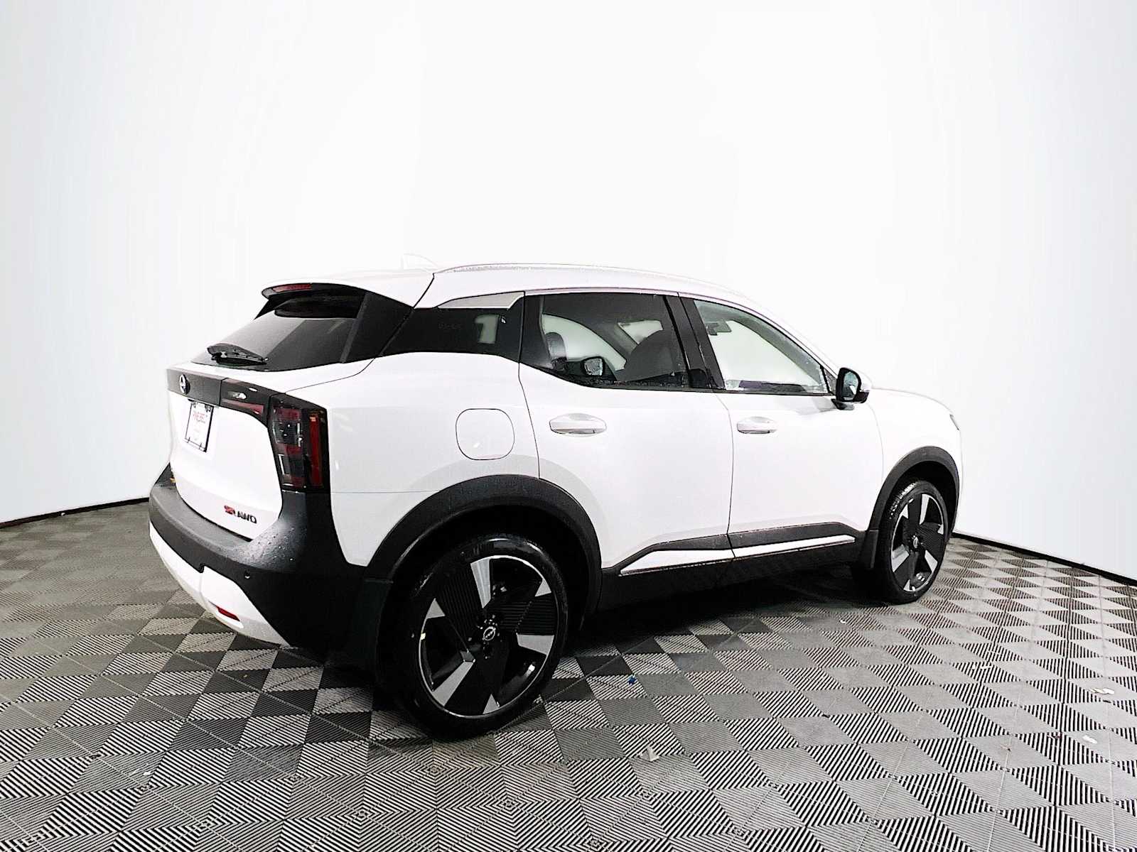 2025 Nissan Kicks SR photo 2