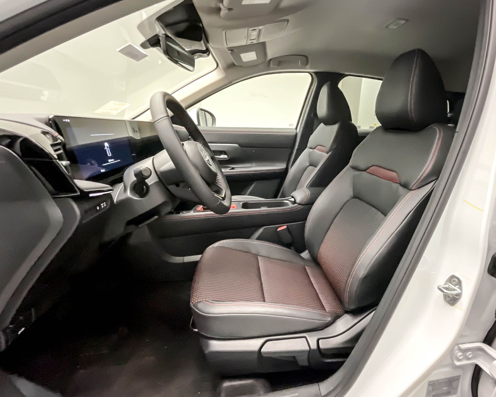 2025 Nissan Kicks SR photo 7