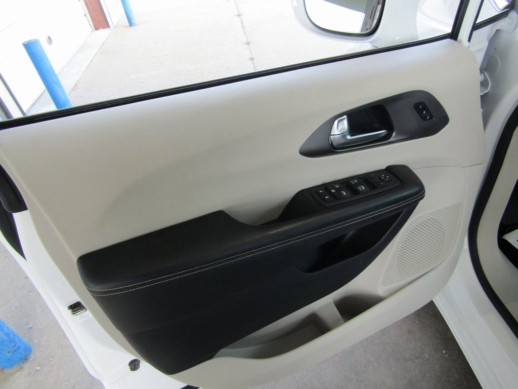 2022 Chrysler Pacifica Touring L photo 17