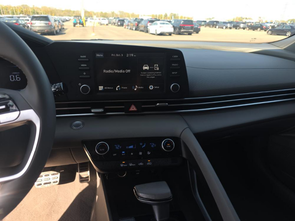 2025 Hyundai Elantra SEL Sport photo 3