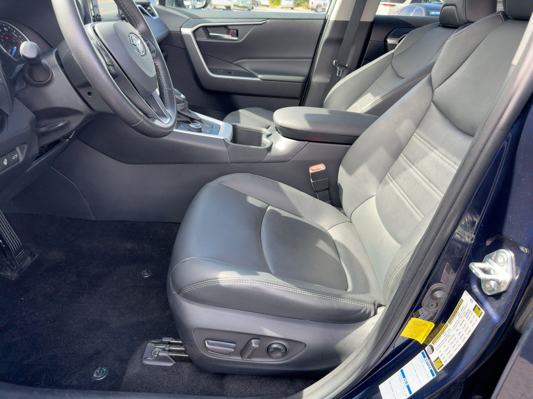 2022 Toyota RAV4 Hybrid XLE Premium photo 22