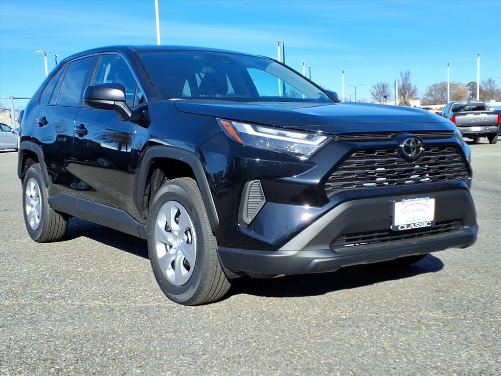 2025 Toyota RAV4 LE's photo