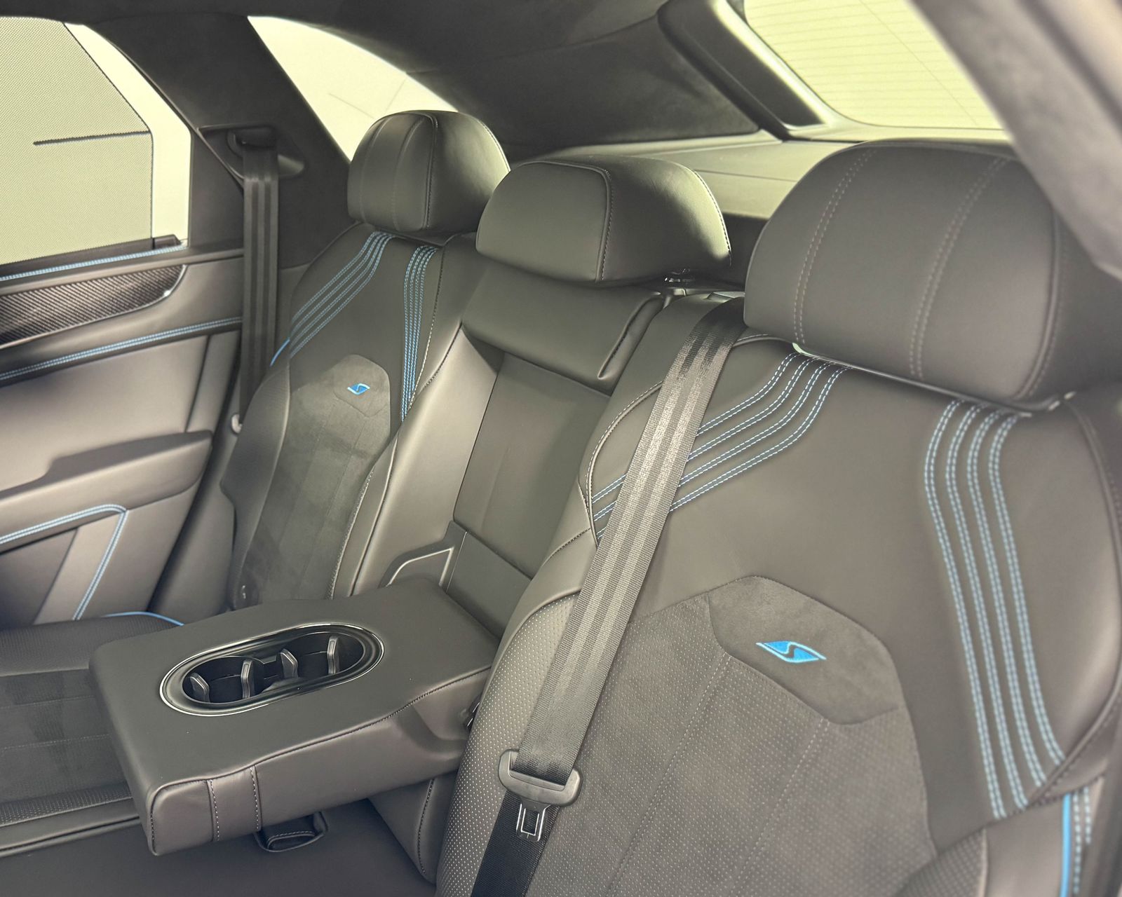 2023 Bentley Bentayga V8 photo 32