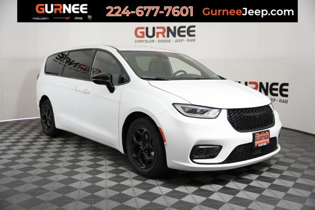 2024 Chrysler Pacifica PHEV Select's photo