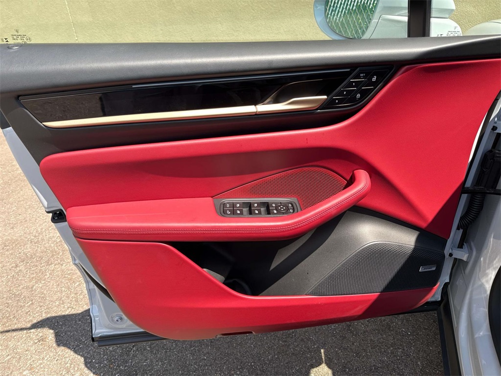 2024 Porsche Macan Electric 4 photo 22